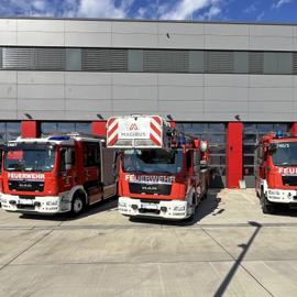 Feuerwehrfahrzeuge vor der Wache