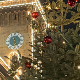 Weihnachtsbäume vor Fürther Wahrzeichen