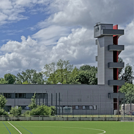 Neue Feuerwache vor Wolkenhimmel