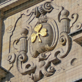 Goldenes Kleeblatt hoch über der Stadt