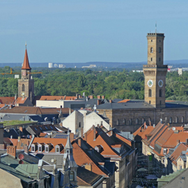 Ein Blick vom Sparkassenhochhaus zum Rathaus – und ein Blick zurück